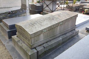 monument funéraire en pierre