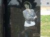 gravure tombe femme bras croisés