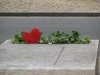 jardinière tombe coeur rouge
