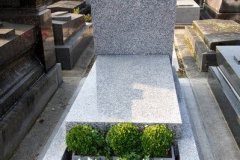 tombe classique avec jardiniere