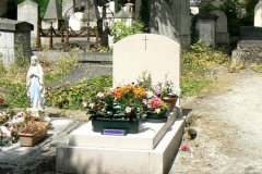 tombe classique fleurie