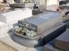 tombe avec jardiniere